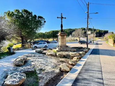 a statue in the middle of a street with a road at Lou Miradou 2 - Vieux village médiéval, Cosy, Clim, 2 personnes in Miramas