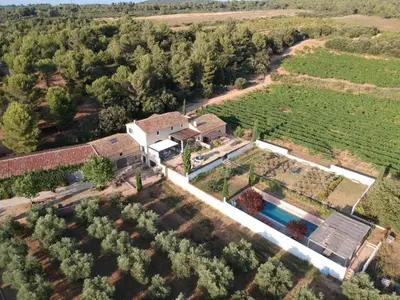 an aerial view of a house with a swimming pool at Le domaine de Villemus chambre d'hote in Jouques