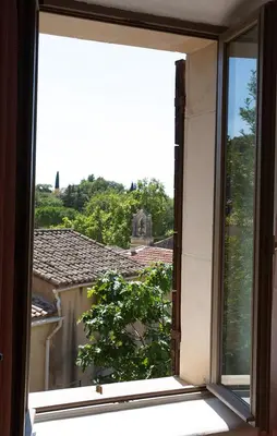 an open window with a view of a tree at Maison Valabregue in Robion en Luberon
