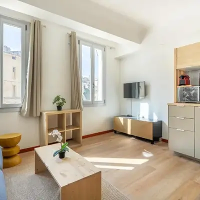 Studio climatisé plein centre ville 1er ETAGE