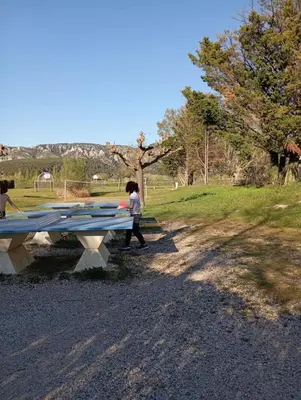 a young girl playing ping pong on a picnic table at Mobil-Home Provence in Cheval-Blanc