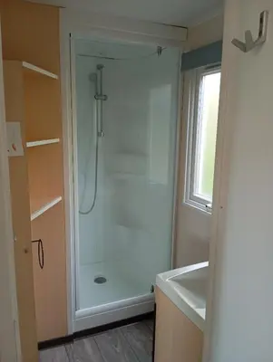 a bathroom with a shower and a sink at Mobil-Home Provence in Cheval-Blanc