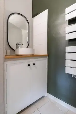 a bathroom with a sink and a mirror at Studio climatisé plein centre ville 2ème ETAGE in Aix-en-Provence