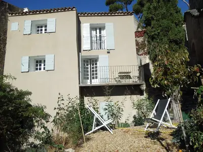 an external view of a house with a balcony at Campanina in Bonnieux
