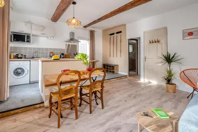 a kitchen and dining room with a table and chairs at Charmant Appartement au Cœur du Village de Bedoin in Bédoin