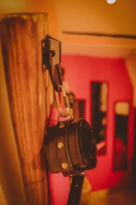 a camera is attached to the wall of a room at Osez! Le fruit défendu Loveroom Carpentras in Carpentras
