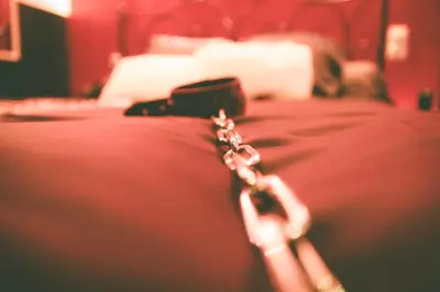 a close up of a chain on a bed at Osez! Le fruit défendu Loveroom Carpentras in Carpentras