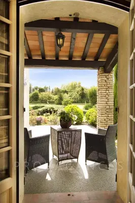 an open door to a patio with a table and chairs at MAISON de CHARME in Cavaillon