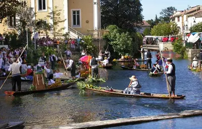 a group of people in boats on a river at MAISON de CHARME in Cavaillon