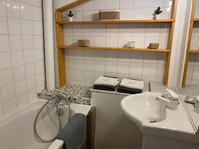 a bathroom with a sink and a bath tub and a sink at Studio avec balcon sur cour in Aix-en-Provence