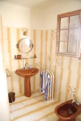 a bathroom with a sink and a mirror at Le Jardin d'Auguste in Roussillon