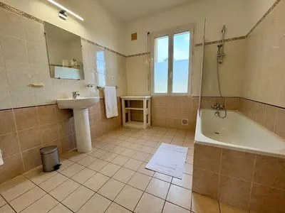 a bathroom with a tub and a sink and a bath tub at Villa dans le Luberon in Saint-Saturnin-les-Apt