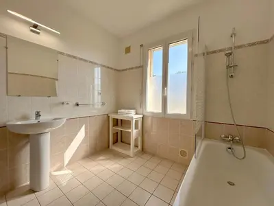 a bathroom with a sink and a bath tub and a sink at Villa dans le Luberon in Saint-Saturnin-les-Apt