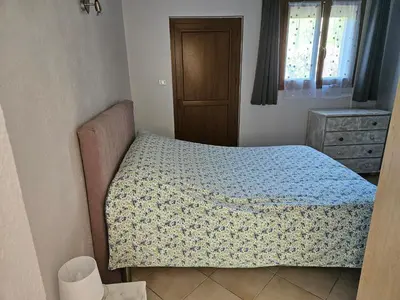 a small bedroom with a bed and a dresser at Chez Cathy in Pernes-les-Fontaines