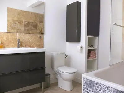 a bathroom with a toilet and a sink and a bath tub at Appartement Centre Historique in LʼIsle-sur-la-Sorgue