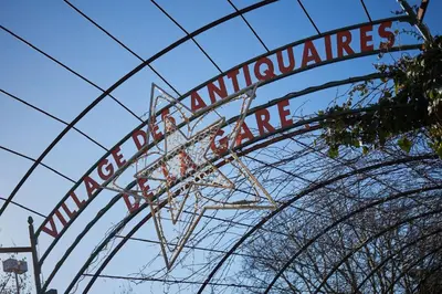 a ferris wheel is reflected in the glass of a building at Studio Rdc proche Quai Rouget in LʼIsle-sur-la-Sorgue