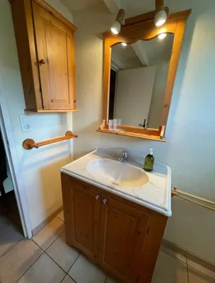 a bathroom with a sink and a mirror at Domaine au cœur du Colorado Provençal in Gignac