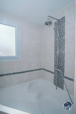 a white bathroom with a shower and a tub at Maison entière à 300m du centre in LʼIsle-sur-la-Sorgue