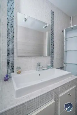 a white bathroom with a sink and a mirror at Maison entière à 300m du centre in LʼIsle-sur-la-Sorgue