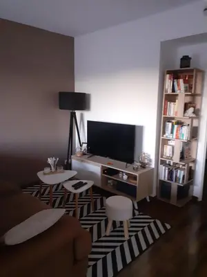 a living room with a couch and a tv at Bichette in Cavaillon