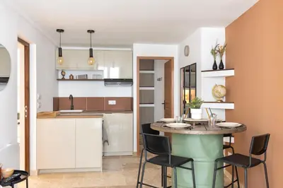 a kitchen and dining room with a table and chairs at Suite Terre d'Ocre - Hypercentre - Wifi in Apt