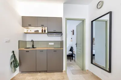 a kitchen with a sink and a mirror at Suite Vert Provence - Hypercentre - Wifi in Apt