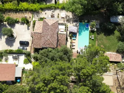 an aerial view of a house with a swimming pool at Bienvenue à la villa Bellavista in Pertuis