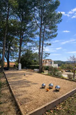 a park with balls on the ground with trees at Bienvenue à la villa Bellavista in Pertuis