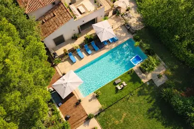 an overhead view of a swimming pool with umbrellas at Bienvenue à la villa Bellavista in Pertuis
