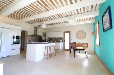 a kitchen and dining room with a table and chairs at Mas spacieux Les Agasses calme - Isle sur sorgue in LʼIsle-sur-la-Sorgue