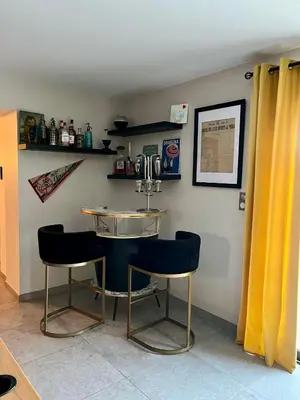 a bar with two chairs and a table in a room at Le Mas des platanes-piscine-gîte-Clim-parking in Monteux