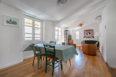 a dining room with a table and chairs at Le Chastel, T3, Aix Centre Ville in Aix-en-Provence