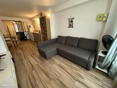 a living room with a couch in the middle of the room at L'escapade aixoise in Aix-en-Provence