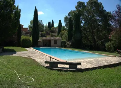 a swimming pool with a bench in a yard at Villa provençale 4 chambres à Aix en Provence in Aix-en-Provence