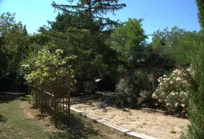 a garden with a fence and some flowers at Villa provençale 4 chambres à Aix en Provence in Aix-en-Provence