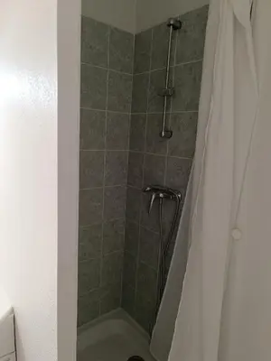 a shower in a bathroom with a shower curtain at La Cigale d'Avignon in Saint-Saturnin-lès-Avignon