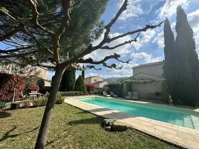 a swimming pool in a yard with a tree at Villa Nicole avec piscine & jardin privés, parking dans le cœur du Luberon, proche Gordes, Roussillon, Goult, Bonnieux in Oppède