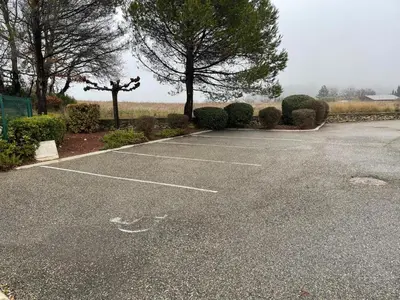 an empty parking lot with trees and bushes at Villa Nicole avec piscine & jardin privés, parking dans le cœur du Luberon, proche Gordes, Roussillon, Goult, Bonnieux in Oppède