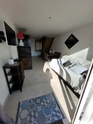 a bedroom with a bed and a desk in a room at Gîte Chrysalide du Luberon in Cheval-Blanc