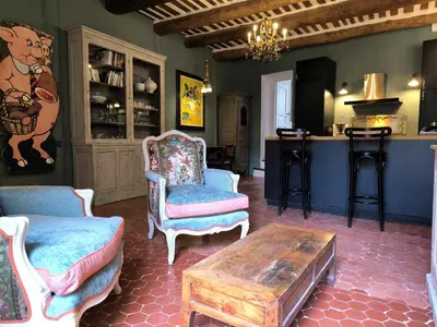 a living room with chairs and a coffee table at Appartement Superbe 2 personnes Coeur de ville l'Isle sur Sorgue in LʼIsle-sur-la-Sorgue