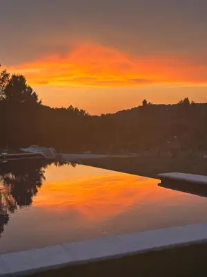 a sunset over a body of water with the sky at Villa Noyau & Pépin in Rognes