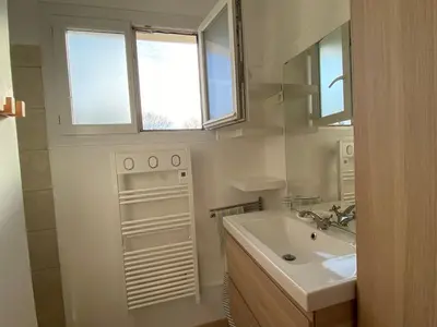 a living room with a large flat screen tv at Grand appartement spacieux in Sénas