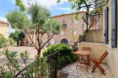 a table and chairs sitting outside of a building at L’oustaou de Ventabren Village Square in Ventabren