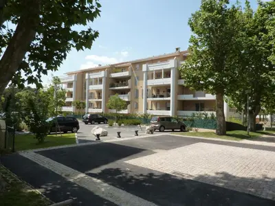 a group of birds sitting in front of a building at Appartement calme et spacieux à Aix en Provence in Aix-en-Provence