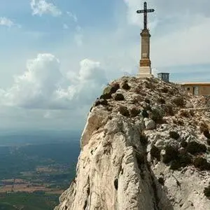 a cross on the top of a mountain at Apparemment hypercentre Aix-en-Provence in Aix-en-Provence
