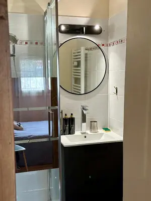 a bathroom with a sink and a mirror and a shower at 10 mn gare TGV Aix, parking gratuit & check-in autonome in Aix-en-Provence
