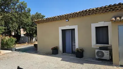 a house with two windows and a washing machine at Logement indépendant avec Jacuzi pour 4ou 5 personnes, 2 chambres in Aureille