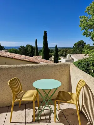 a room with two bunk beds and a couch at Maisonnette de charme dans domaine naturiste au pied du Mont Ventoux ! in Bédoin