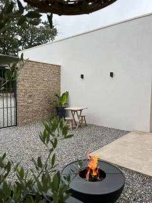 a fire pit in the middle of a courtyard at La Réserve Villa in Aix-en-Provence