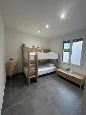 a room with two bunk beds and a window at Villa confort avec piscine in Entraigues-sur-la-Sorgue